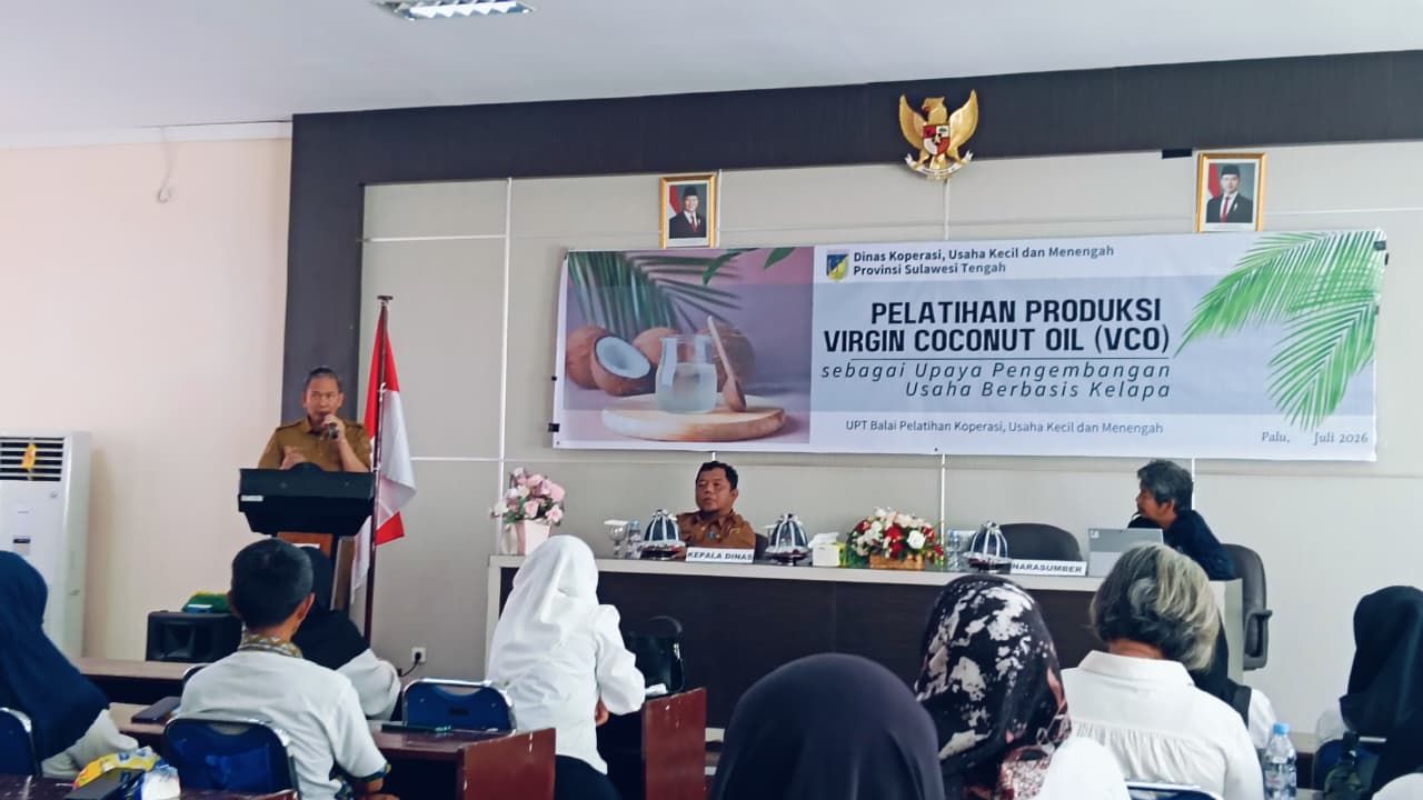 Tingkatkan Nilai Tambah Komoditas Kelapa, Dinas Koperasi dan UKM Sulteng Gelar Pelatihan Produksi VCO