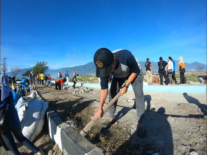 Peringati Hari Peduli Sampah Nasional: Gotong Royong Membersihkan Pesisir Pantai Talise