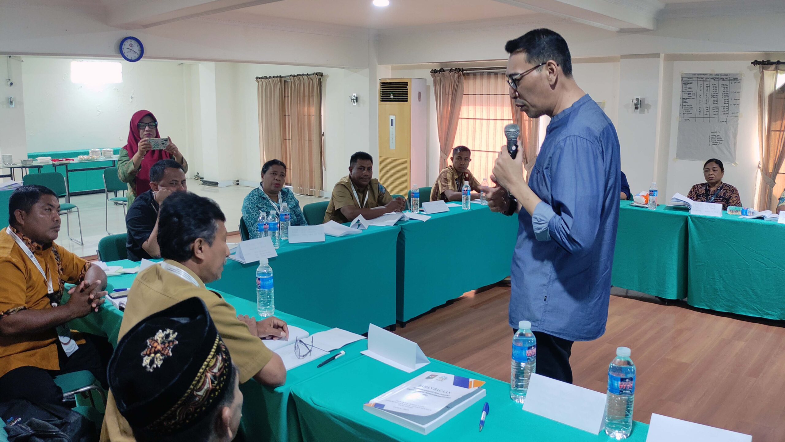Kepala Dinas Koperasi, Usaha Kecil dan Menengah Provinsi Sulawesi Tengah Memberikan Materi Pelatihan Kewirausahaan Desa dan Pengembangan BUM Desa untuk Aparatur Pemerintah Desa