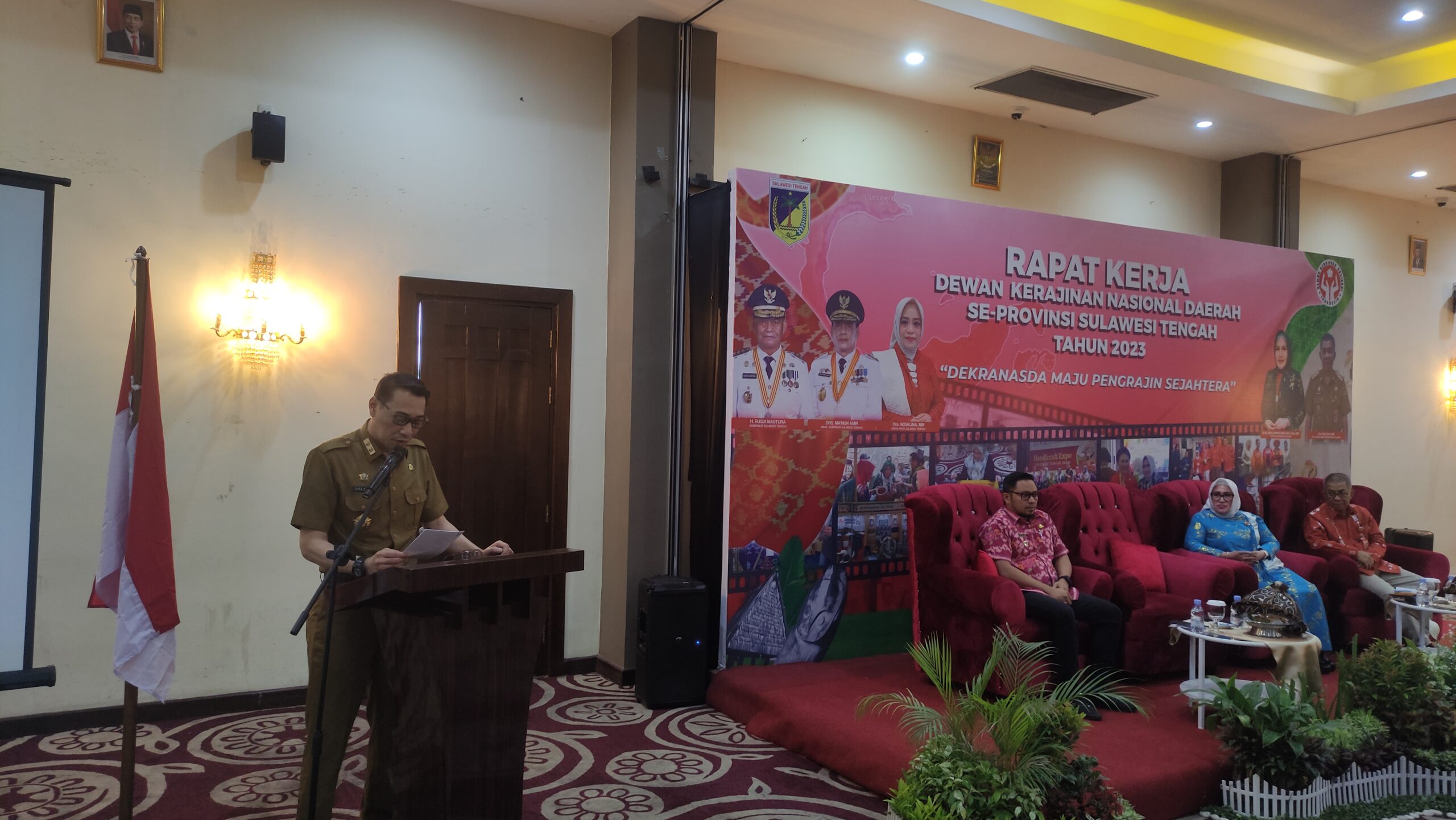 Mewakili Gubernur Sulawesi Tengah, Kadis Koperasi & UKM Provinsi Sulawesi Tengah Membacakan Sambutan Gubernur Sekaligus Membuka Rapat Kerja Dekranas