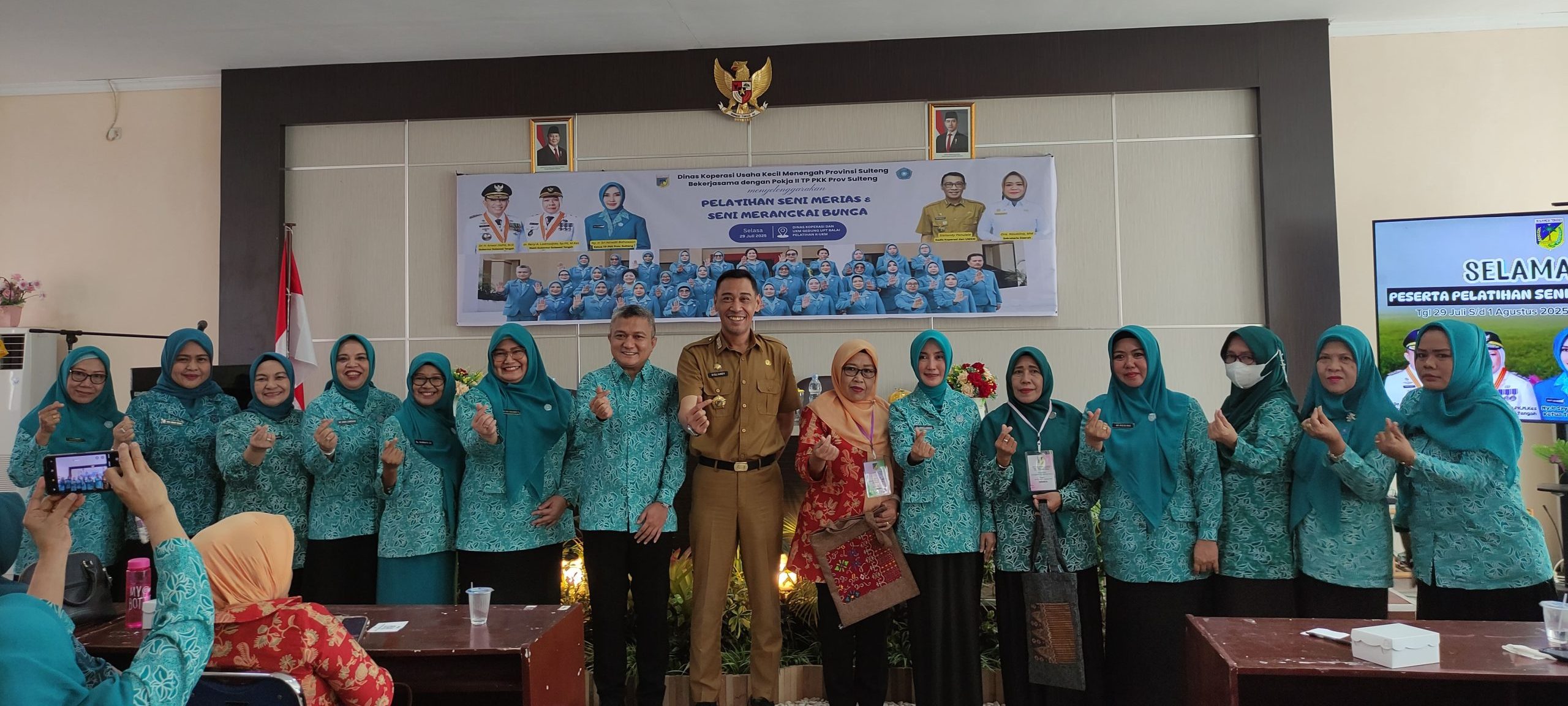 TP-PKK Sulteng Buka Pelatihan Kreatif untuk Perempuan : Pelatihan Merias dan Merangkai Bunga di Balai UPT Pelatihan Dinkop & UKM Provinsi Sulteng